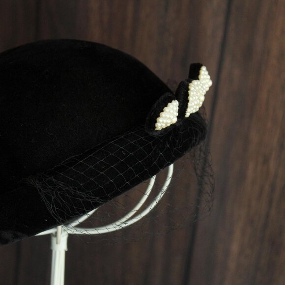 Vintage 1940s Hat, Black Small Topper with Birdcage Veil and Faux Pearl - Picture 3 of 10